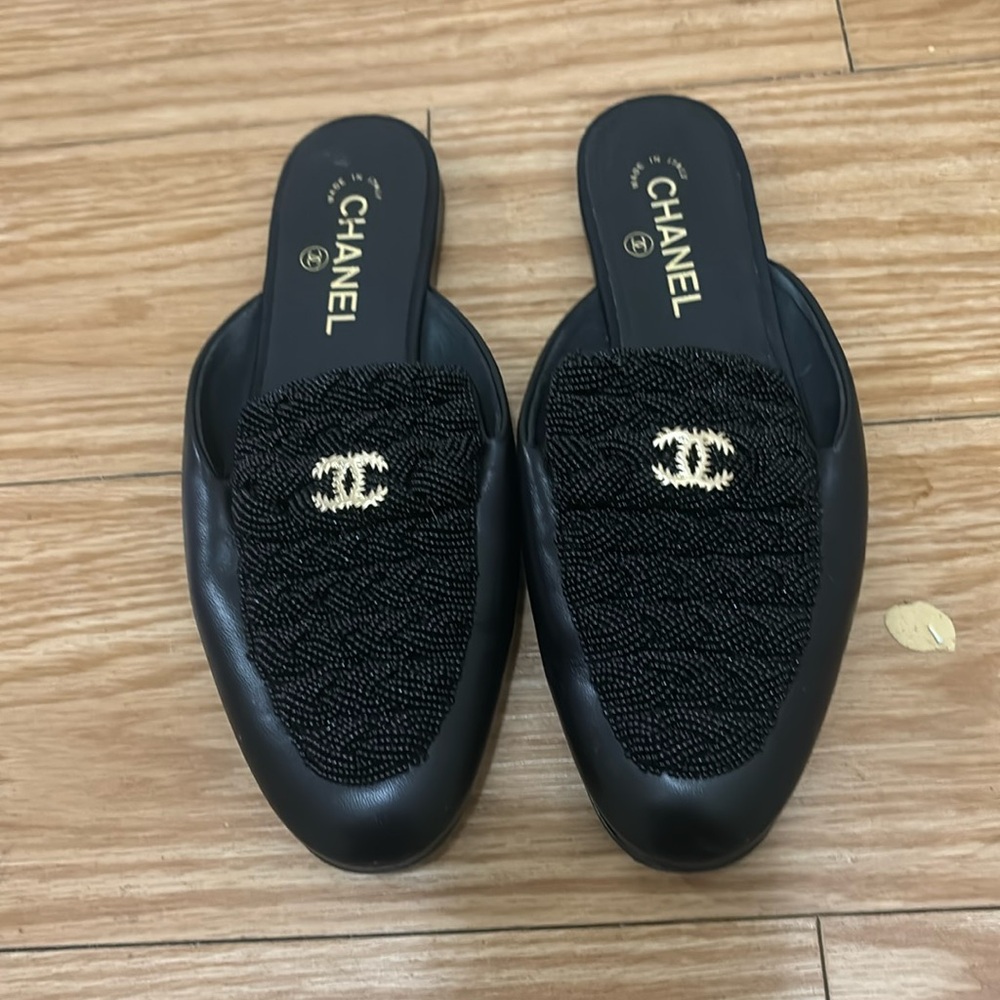 1️⃣8️⃣5️⃣0️⃣ like new authentic Chanel flats